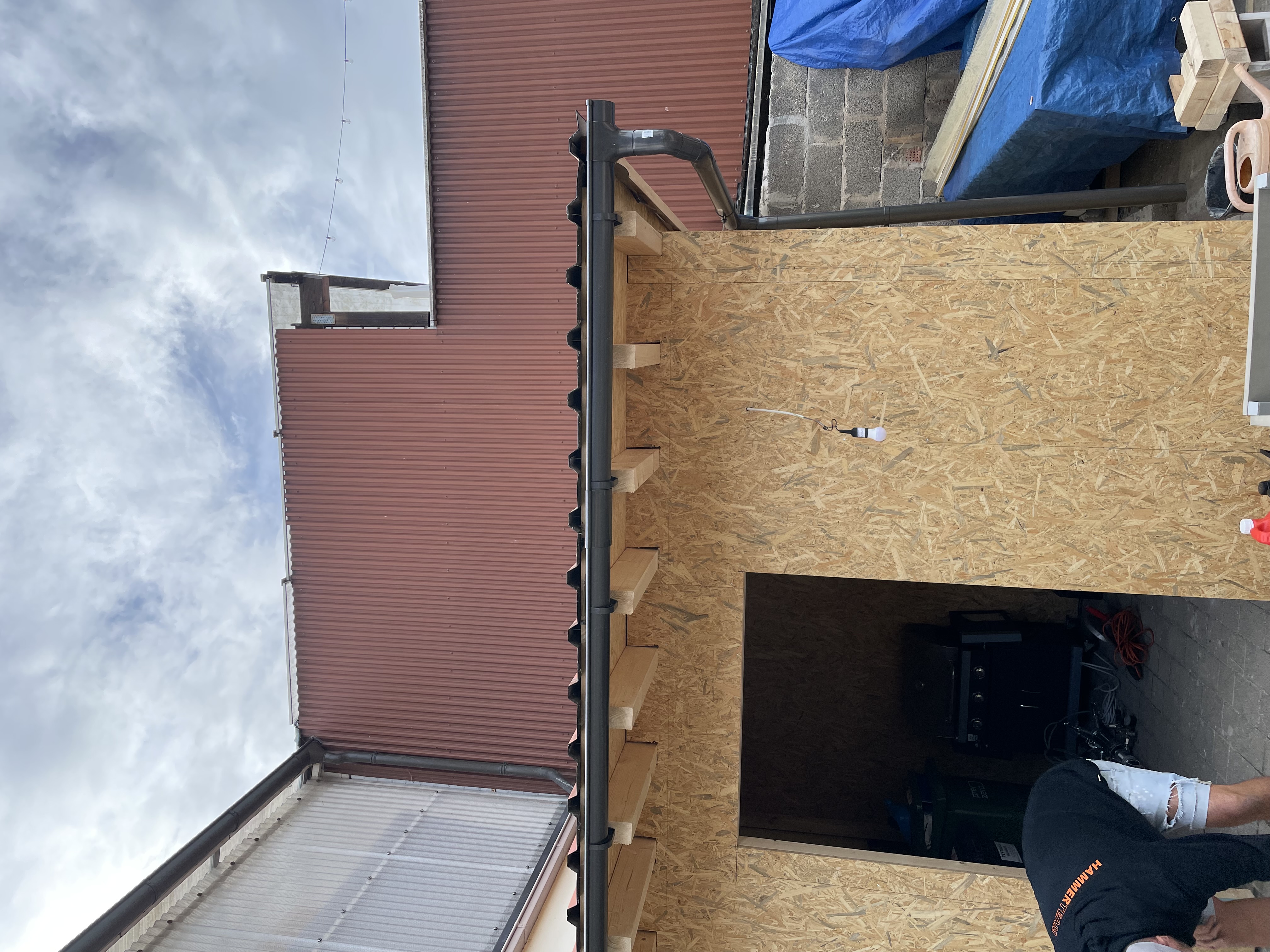 Rohbau eines Holzunterstands mit OSB-Wänden und massiver Balkenkonstruktion